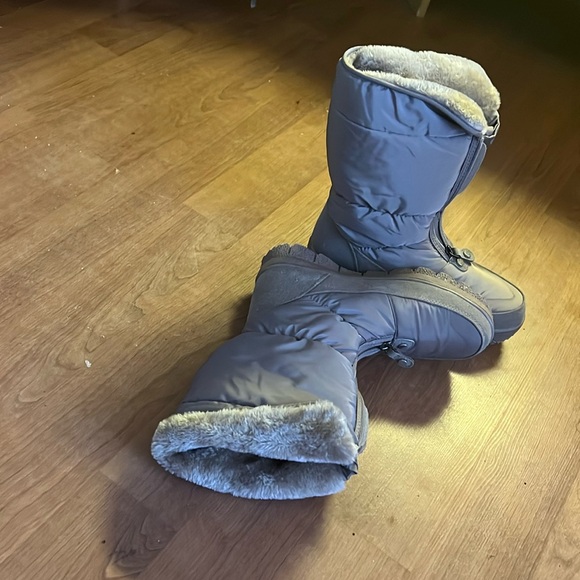 These are beautiful very comfortable winter boots, never worn. - Picture 1 of 1